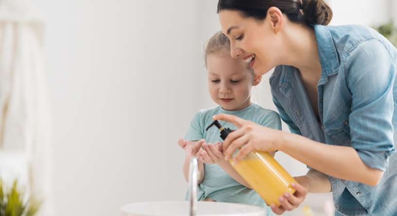 5 نصائح إتبعيها لتعودي طفلك على غسل يديه