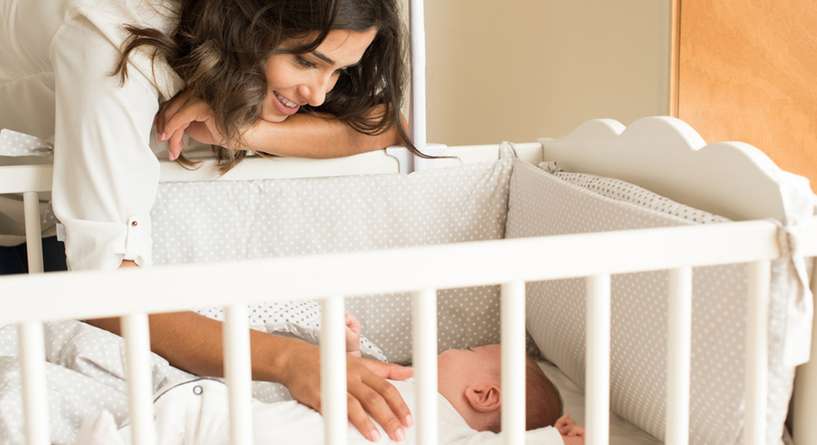 دراسة تحذر من وضعية نوم الطفل الرضيع على جنبه