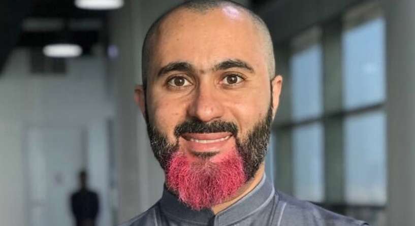 سبب حلق هذا الرجل السعودي شعره وصبغ لحيته باللون الزهري