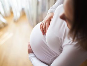 مراحل نمو الجنين في الشهر الثامن بالصور وتغيرات جسمك