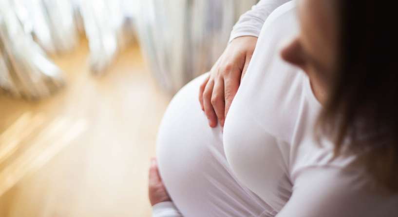 مراحل نمو الجنين في الشهر الثامن بالصور وتغيرات جسمك