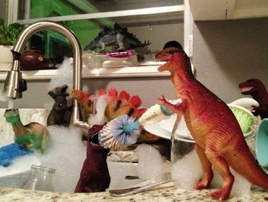 بالصور الديناصورات تلعب في المنزل أثناء نوم أطفالهم!