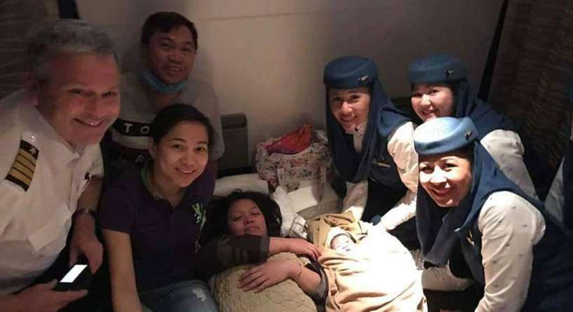 امرأة تلد طفلها على متن رحلة سعودية