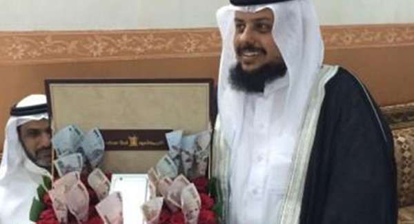 زوجة سعودية تهدي زوجها 10 آلاف ريال 