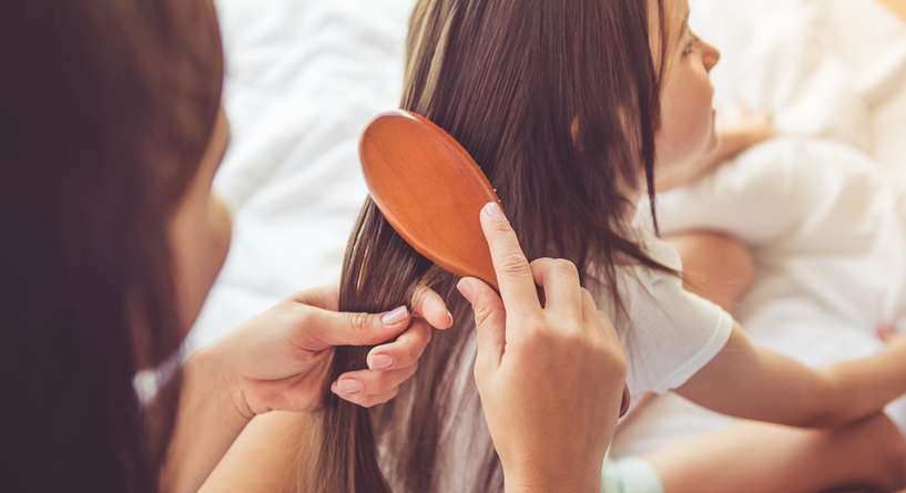 عادات يومية تسبب تشابك الشعر لدى الطفل