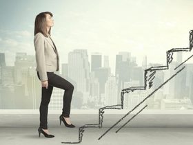 "لا تسألي نفسكِ من قد يسمح لي، بل إسألي من قد يمنعني؟" آين راند