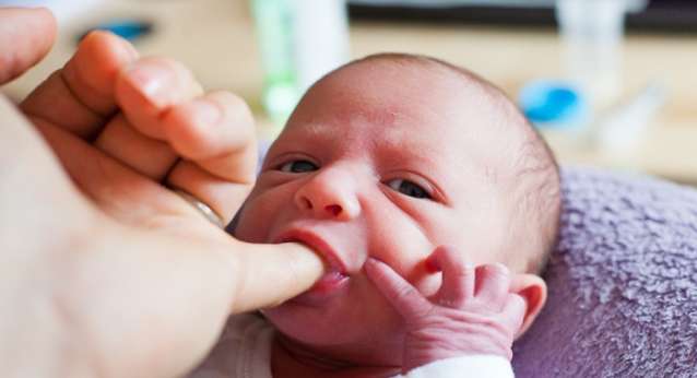 تحنيك المولود