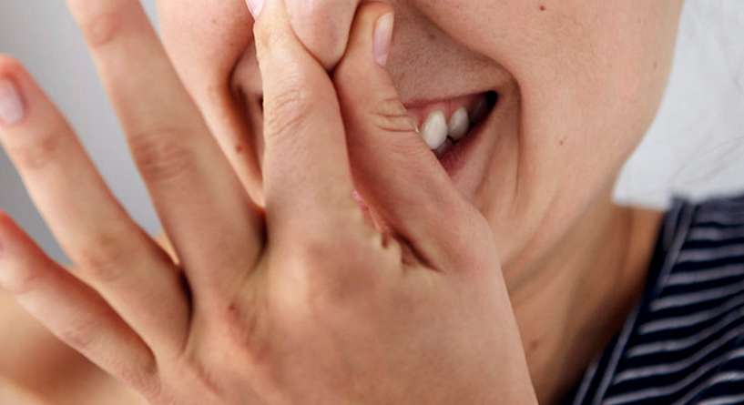 اسباب صدور رائحة كريهة من الانف 