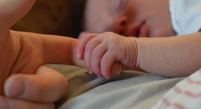 هل يفسد حليب الام بعد توقف الرضاعة