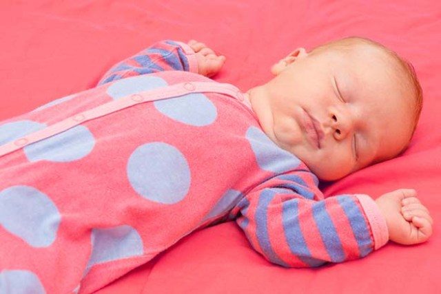 وضعية نوم الطفل الرضيع