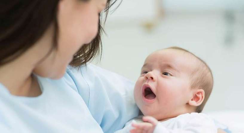 متى وكيف يبدأ الطفل بالتعبير عن مشاعره لامه