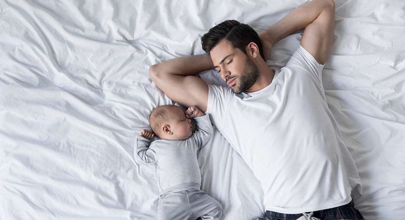 دراسة تؤكد ان الاباء ينامون اكثر من الامهات