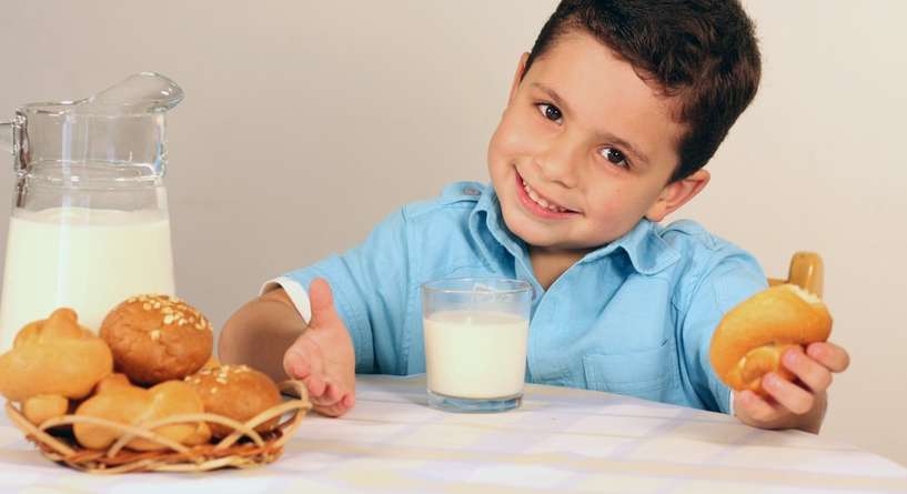 أمراض ومشاكل صحية يحمي منها شرب كوب من الحليب