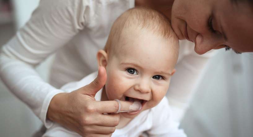 متى تظهر اسنان الطفل الاولى وكيف يمكن الاعتناء بها؟