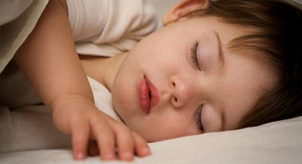 متى يستخدم الطفل السرير العادي عوضاً عن سرير الأطفال؟