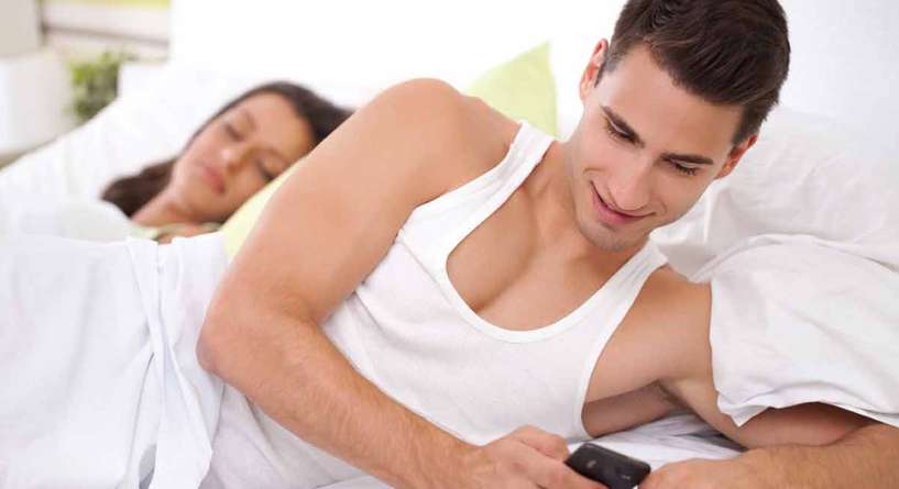 امور يقوم بها الزوج في الفراش تكشف خيانته