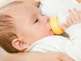 كم مل يشرب الرضيع في الشهر الثالث؟