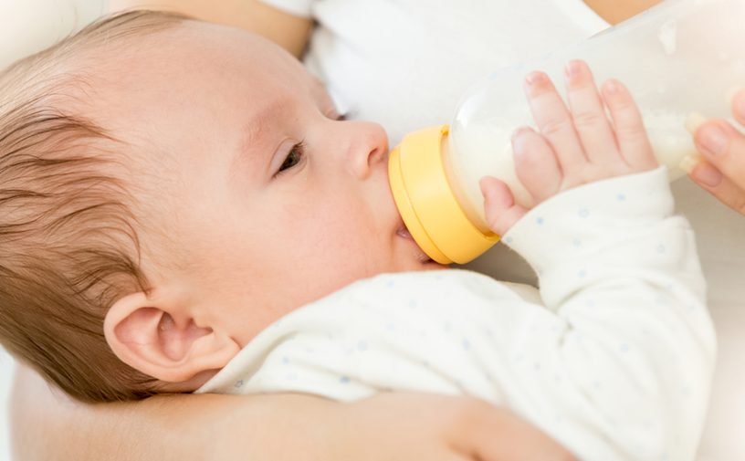 كم مل يشرب الرضيع في الشهر الثالث؟