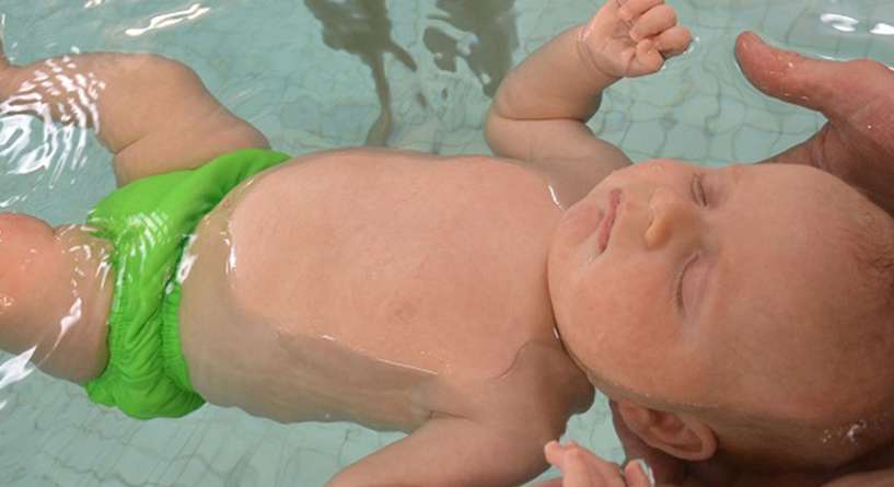 هل يستطيع الطفل حديث الولادة السباحة