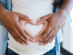 فوائد التقبيل على الحمل والجنين