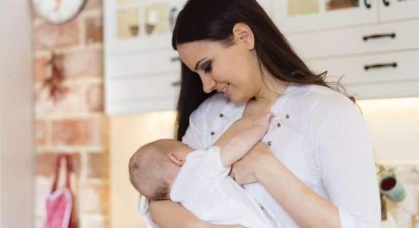 دلالة الصوت الذي يصدره الطفل اثناء الرضاعة وفائدته