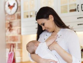 دلالة الصوت الذي يصدره الطفل اثناء الرضاعة وفائدته