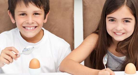 هل من الآمن والصحي أن يتناول الطفل البيض على الفطور كل يوم