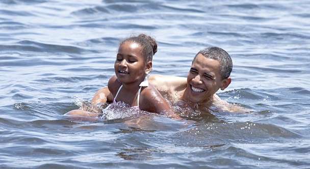 أوباما وإبنته ساشا يسبحان في خليج المكسيك دعماً للسياحة!