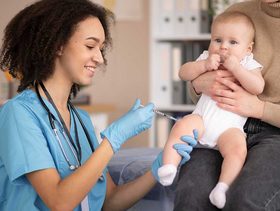 لكل من تسأل متى اعطي طفلي خافض حراره بعد التطعيم، اليك الجواب!