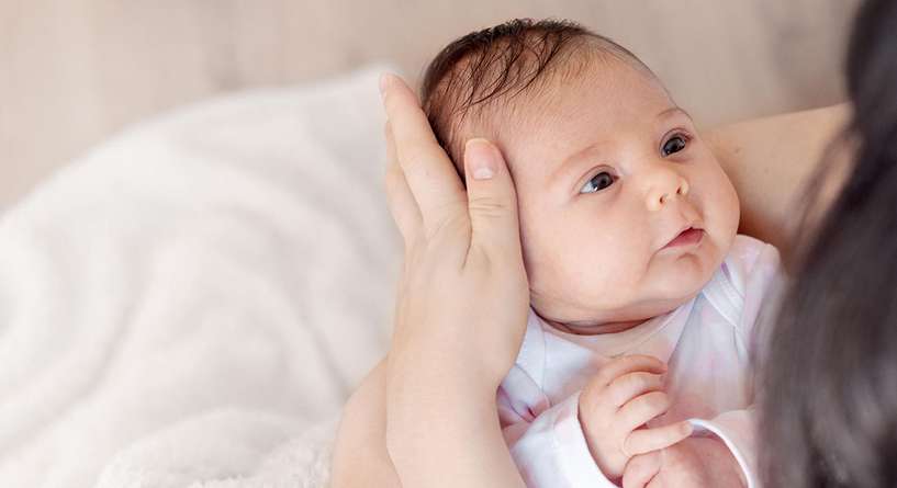 احتضان حديثي الولادة يؤثر على الحمض النووي لديهم