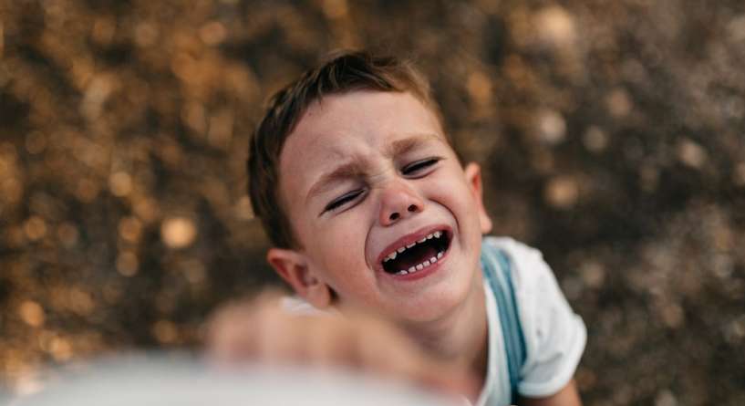 كيفية التعامل مع الطفل العدواني في عمر السنتين 