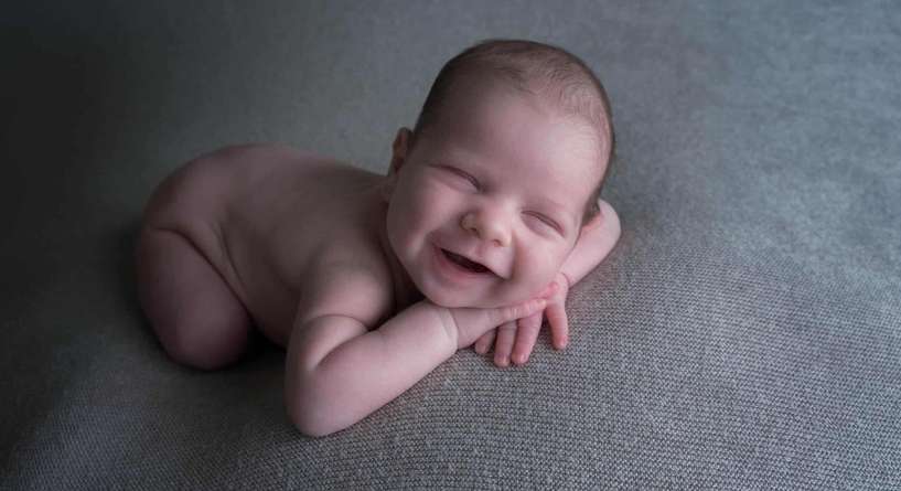 متى يبتسم الطفل حديث الولادة ولماذا