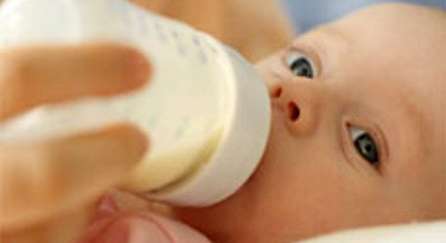 كيف تقنعين طفلكِ بشرب الحليب؟