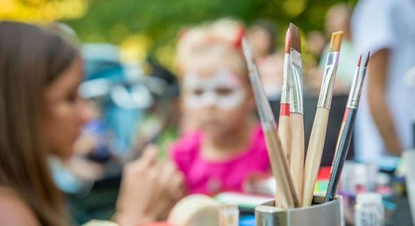 تحذير من مخاطر الرسم على وجوه الأطفال