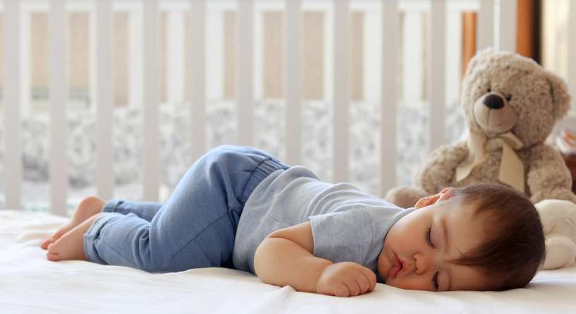 جدول عدد ساعات نوم الاطفال حسب العمر