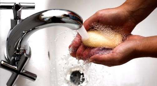 دراسة: غسل اليدين بالماء والصابون أفضل من المطهرات