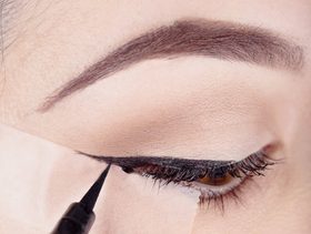 حيلة بسيطة لرسم الآيلاينر بأسلوب عيون القطة