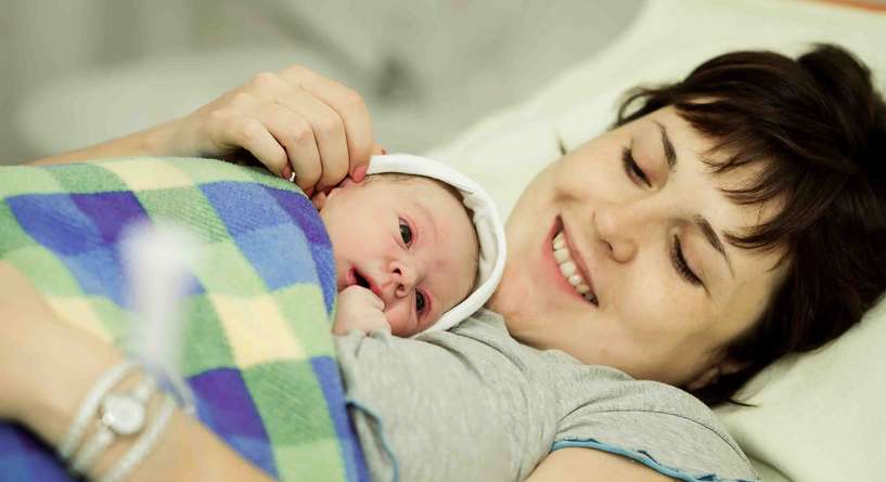 كيفية التخلص من تشققات البطن بعد الولادة