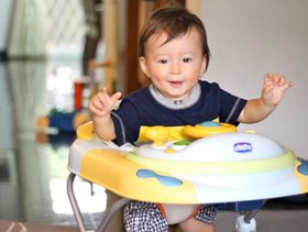 متى يوضع الطفل في المشاية