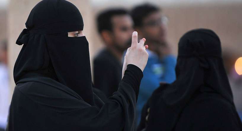 القانون السعودي يجرم التجسس على هاتف الزوج او الزوجة
