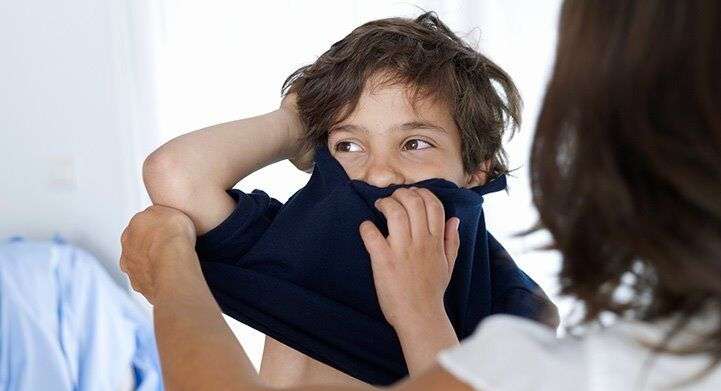 5 خطوات تحبّب إبنك بإرتداء ثيابه