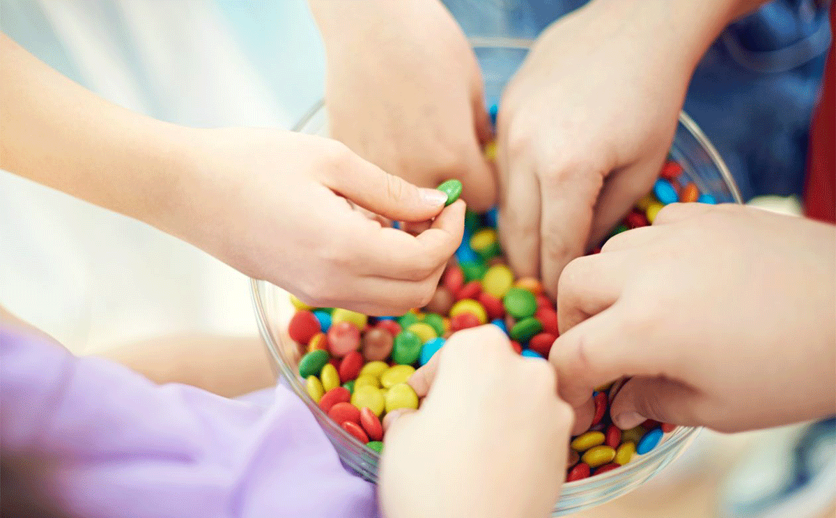 أطفال يأكلون الحلويات