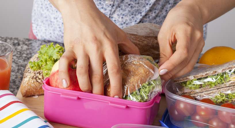 نصيحة غذائية عن وجبة خفيفة وصحية في صندوق طعام الطفل