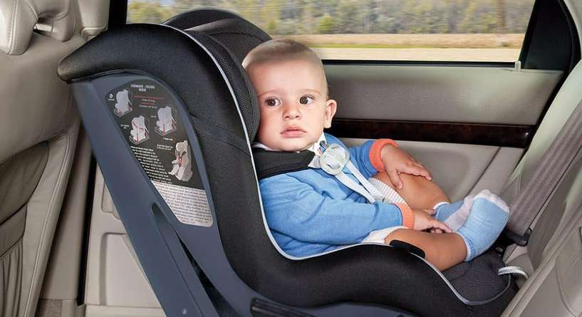خطأ شائع وغير متوقع يهدد سلامة الطفل في السيارة