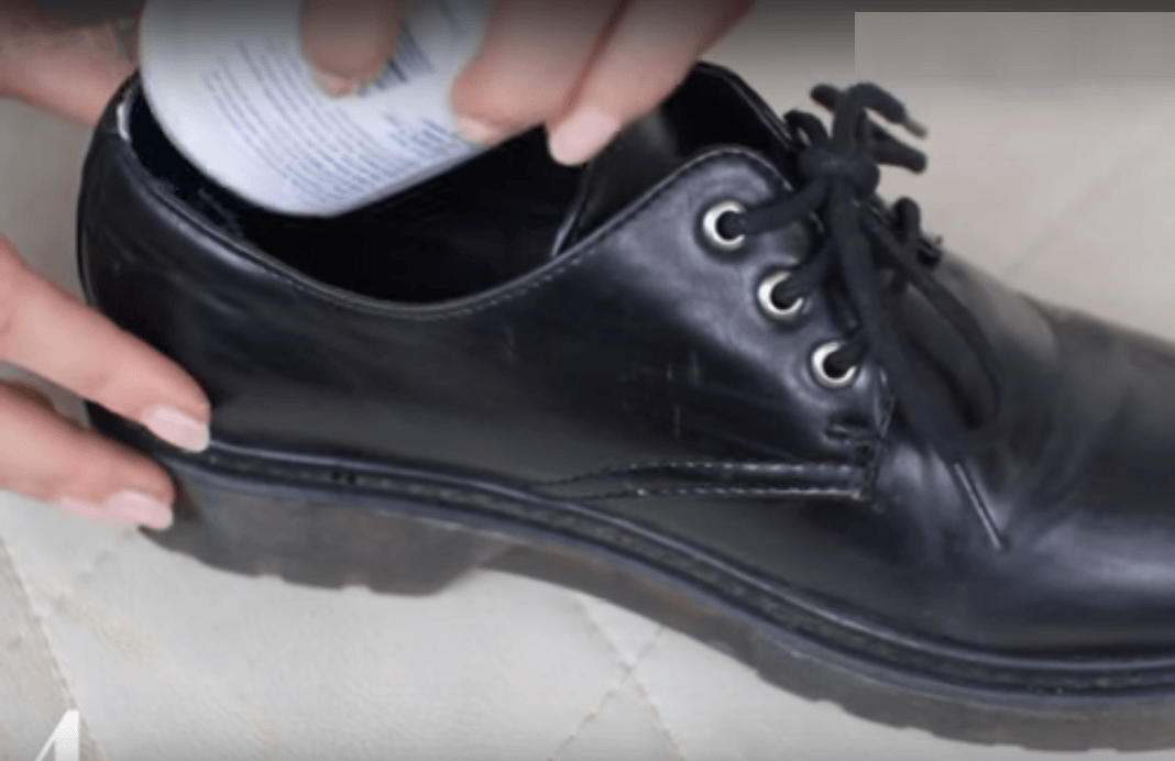 حيلة بسيطة لتجنب التقرحات في الكاحل الناجمة عن الأحذية الجديدة