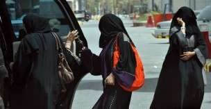 السعوديات يتحدين حظر قيادة السيارات