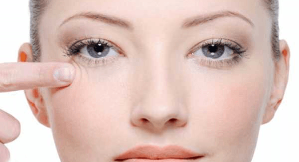 7 وصفات طبيعية لعلاج تجاعيد العين