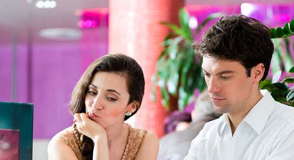 ماذا تكشف تصرفات الزوج على فيس بوك عن العلاقة الزوجية؟