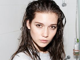 إليك اسباب رائحة الشعر الكريهه بعد الاستحمام وطرق العلاج!