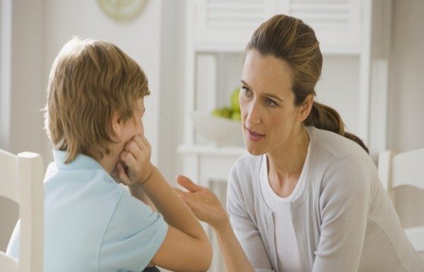 كيف تجعلين طفلك يصغي إليك؟